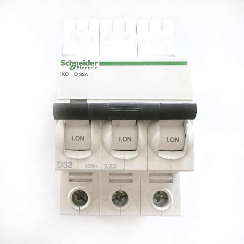 Schneider Electric 32 входа 24В