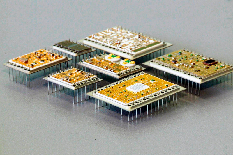 Гибридные интегральные. Микросборка гп999. Микросборка на СМД элементах. Гибридные ИМС. Гибридная микросборка 2кт06а.