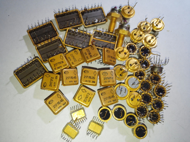 Сколько золота в контактах. Радиодетали СССР конденсаторы транзисторы микросхемы. Микросхемы позолоченные. Микросхемы с золотом. Позолоченные радиодетали.