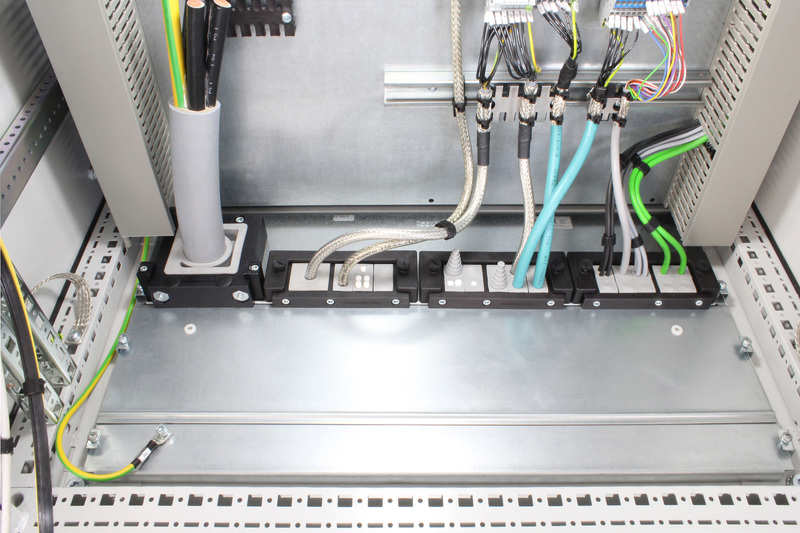 Компонент для крепления проводки и кабельных вводов в распределительном шкафу Schneider Electric 