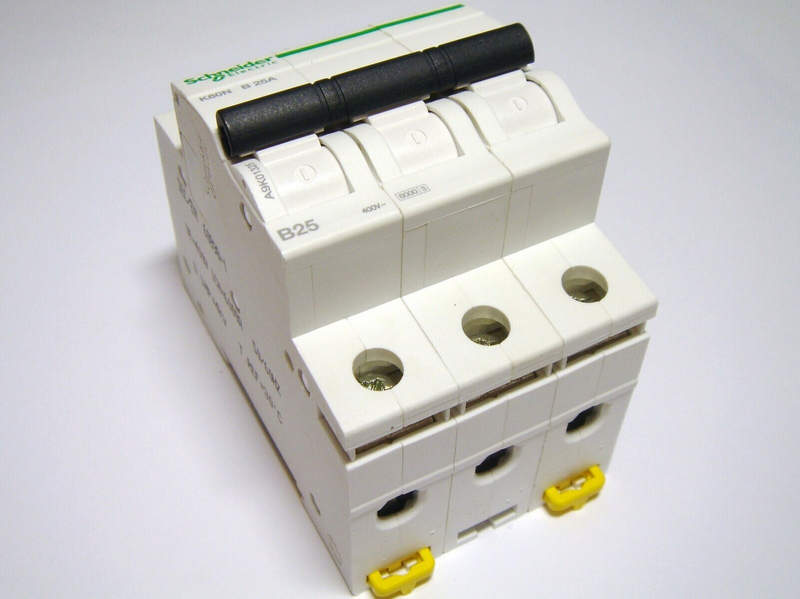 автоматический выключатель 25а 3п schneider electric