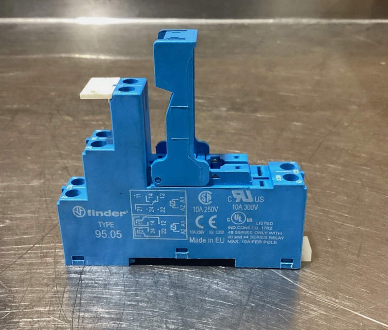 розетка с винтовыми клеммами finder 95.05