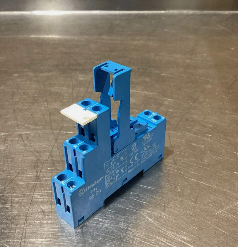 розетка с винтовыми клеммами finder 95.05